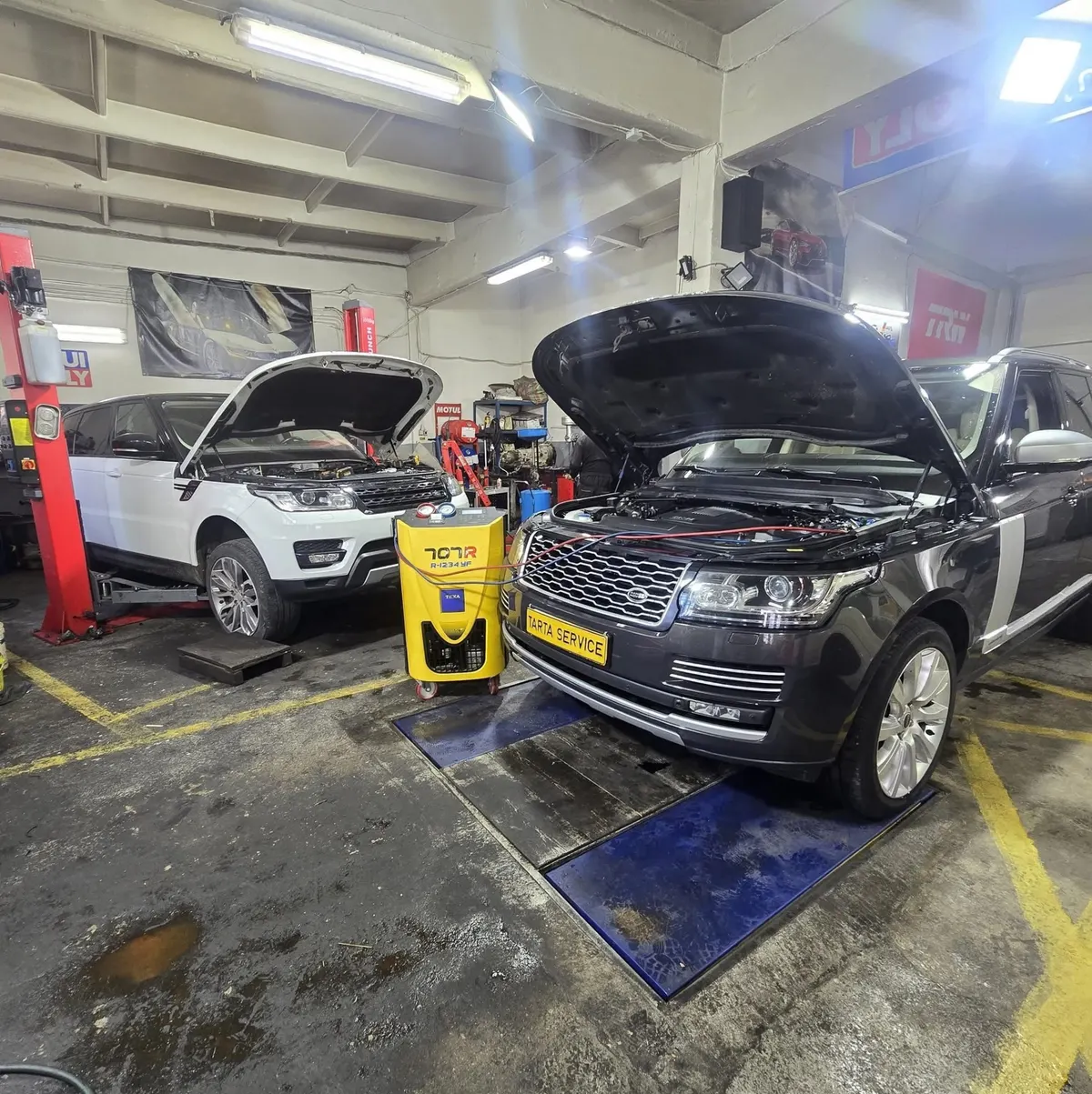 Range Rover și Range Rover Sport în atelierul Tarta Service Cluj-Napoca, încărcare clima R-1234YF cu stație TEXA