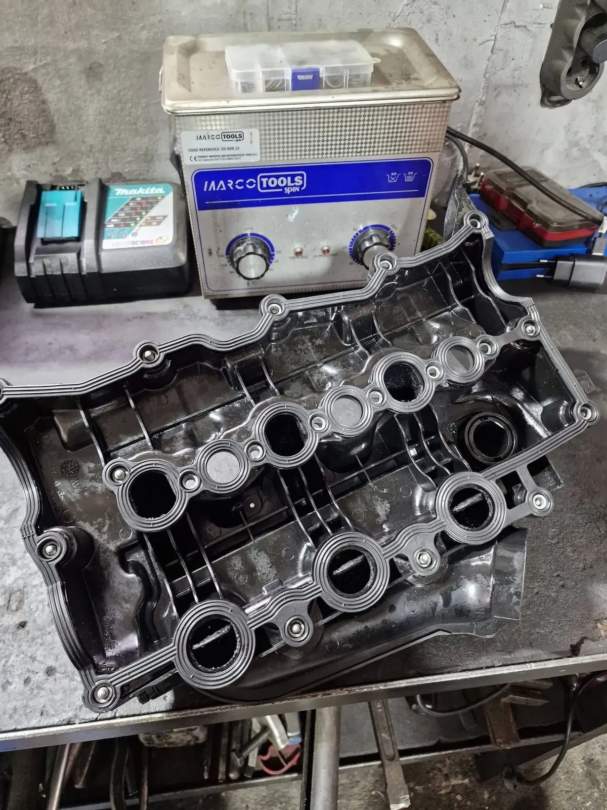 Capac chiuloasă curățat în baie cu ultrasunete Marco Tools la service auto Cluj-Napoca
