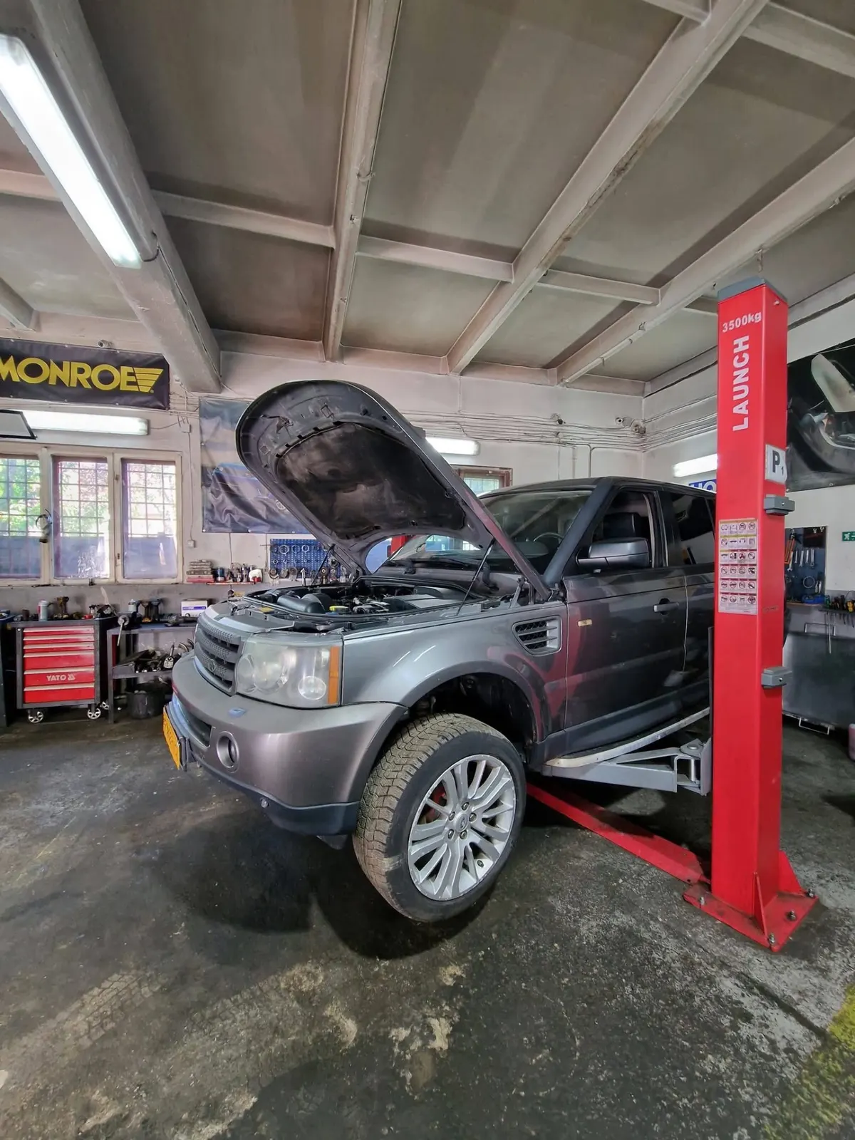 Range Rover Sport pe lift LAUNCH de 3500 kg în service specializat Cluj-Napoca